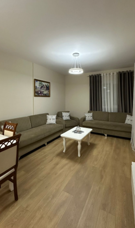 🏢 Jepet me Qira Apartament 1+1 + Post Parkimi – Rruga 5 Maji  