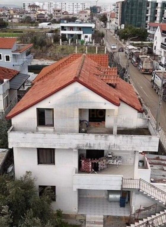 In vendita, Casa privata su 3 piani, Kamez.