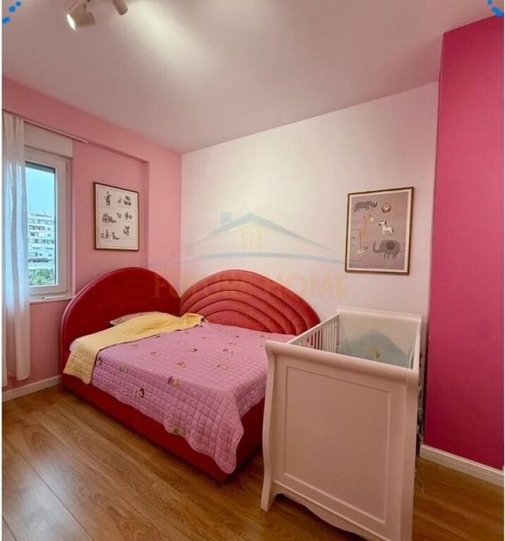 Shitet, Apartament 2+1+2, Rruga e Barrikadave, Tiranë