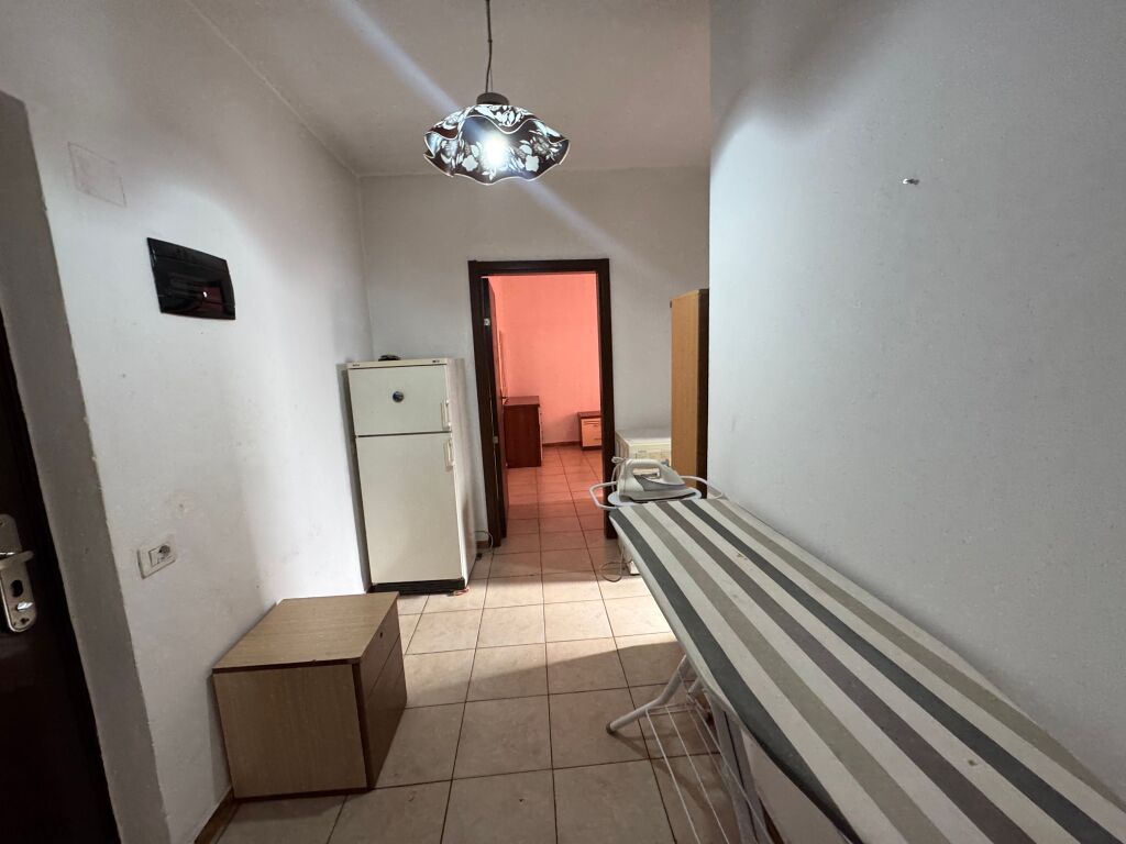 Jepet me qera apartament 1+1 📍 Tek Rruga Mine Peza 🏢 Kati i 3-të, pallat ekzistues (pa ashensor) 💶 Çmimi: 55000leke