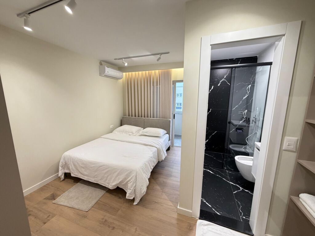 🔥 SUPER INVESTIMENTO in 21 Dhjetori!  🏢 Vendesi in vendita 2 Appartamenti 1+1 (insieme) 📍 All'incrocio di 21 Dhjetori 🏢 5° piano (ultimo) – edificio esistente, senza ascensore 📐 65 m² nel registro  ✨ Completamente arredati 🆕 Ristrutturati e mai abitati 💼 Ideali per affitto a lungo termine o giornaliero (Airbnb)  💶 200.000 € (entrambi insieme)  