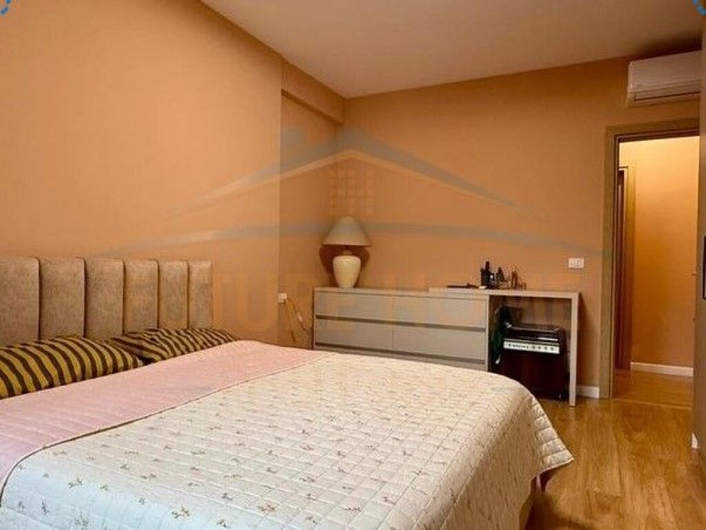Shitet, Apartament 2+1+2, Rruga e Barrikadave, Tiranë