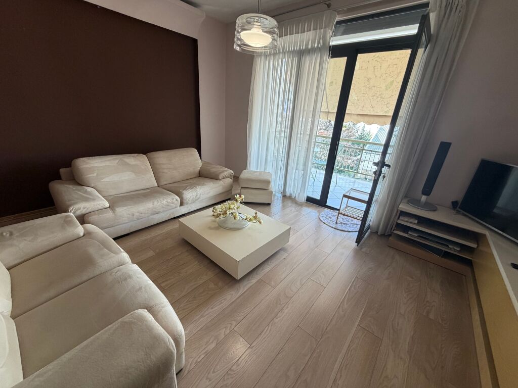 2+1,e mobiluar me post parkimi,rruga peti,liqeni,700 euro