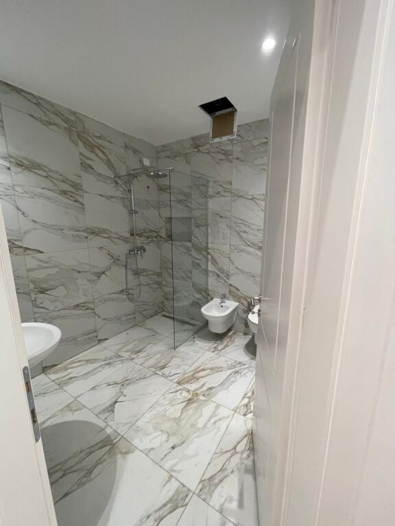 Shitet apartament 2+1+2 +verande +post parkimi Lake View Rruga e Kosovareve