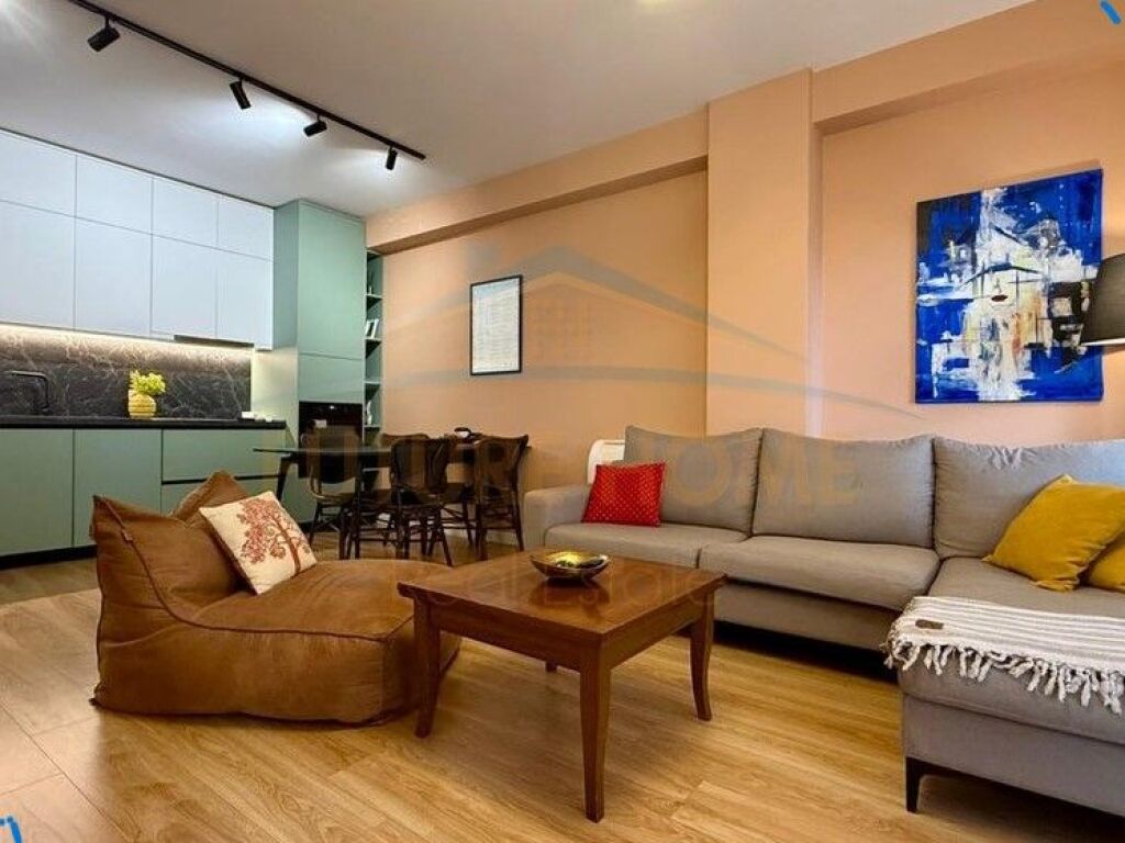 Shitet, Apartament 2+1+2, Rruga e Barrikadave, Tiranë