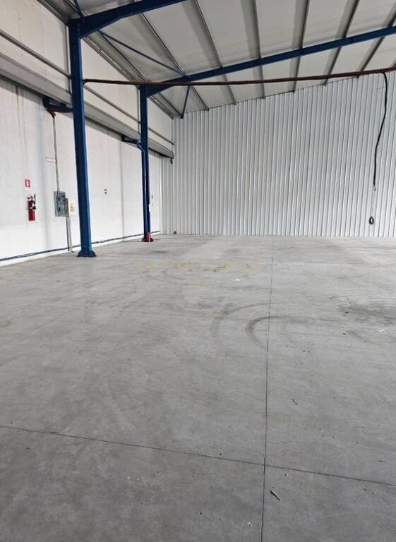 Magazzino di 300m2 in affitto sull'autostrada Durazzo-Tirana