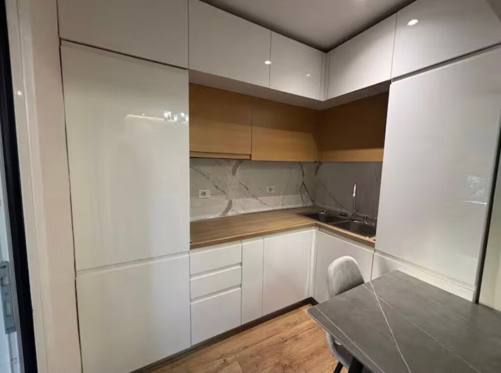 2+1,furnished at hotel mondiali,21 december,750 euro,and for airbnb