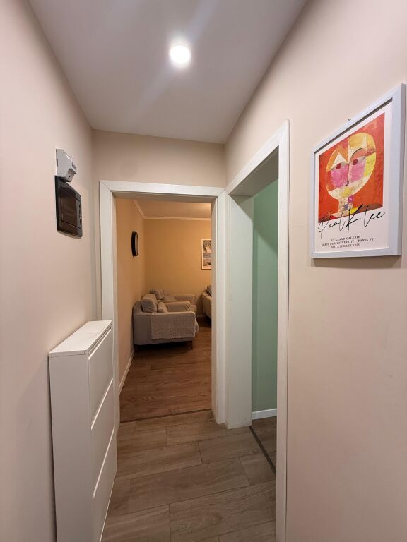 🏠 Jepet me Qira Apartament 2+1 📍 Myslym Shyr  🏢 Kati i 3, pallat ekzistues 📐 Siperfaqe: 93.7 m² 💶 Çmimi: 80.000 Leke / Muaj