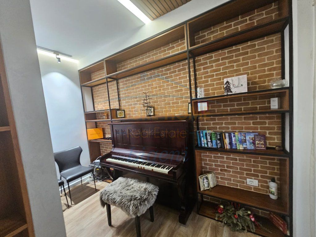 Affitto, Villa su 3 piani, Pezë Helmes, Tirana.