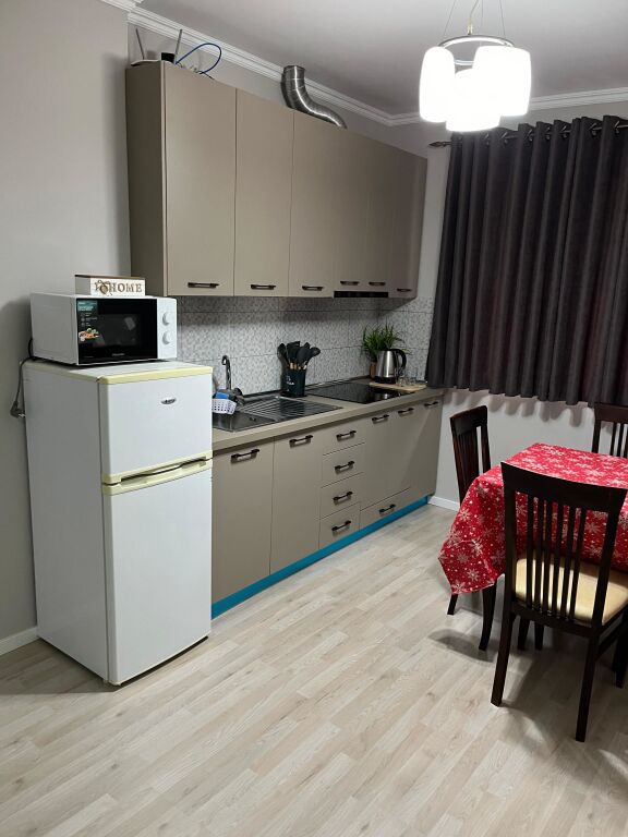 Apartament 2+1 me qera ne Laprake tek Pizzeri Class
