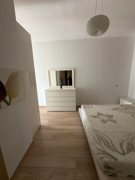 2+1,e mobiluar me post parkimi,rruga peti,liqeni,700 euro