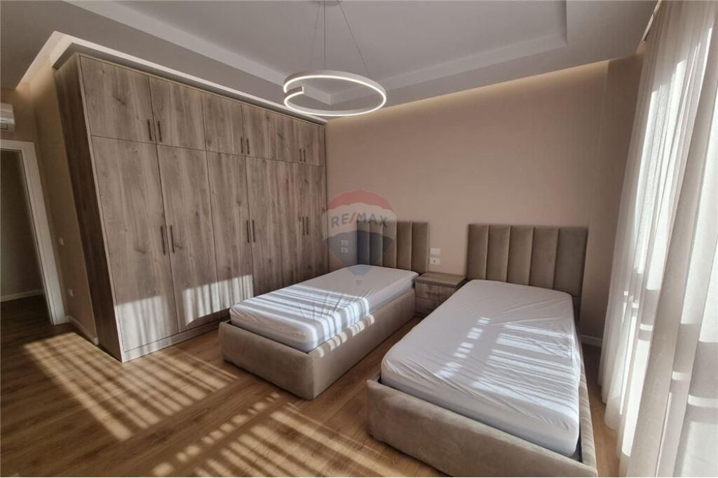 APARTAMENT 3+1+3+ 2 POSTE PARKIMI PER QIRA!