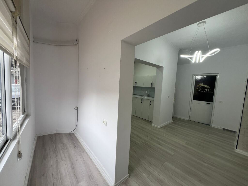 Jepet ambient me qira te Shkolla At Zef Pëllumbi