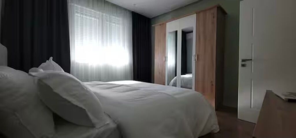 2+1,furnished at hotel mondiali,21 december,750 euro,and for airbnb