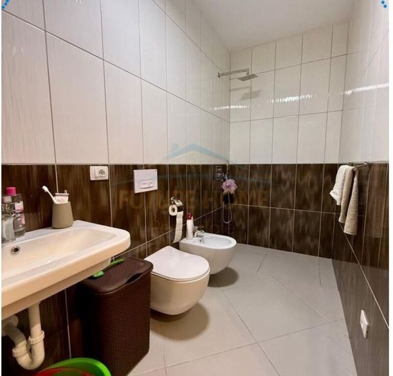 Shitet, Apartament 2+1+2, Rruga e Barrikadave, Tiranë
