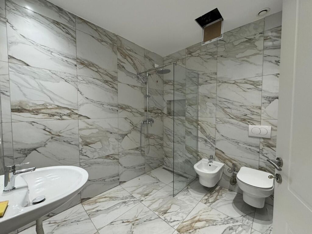 Shitet apartament 2+1+2 +verande +post parkimi Lake View Rruga e Kosovareve