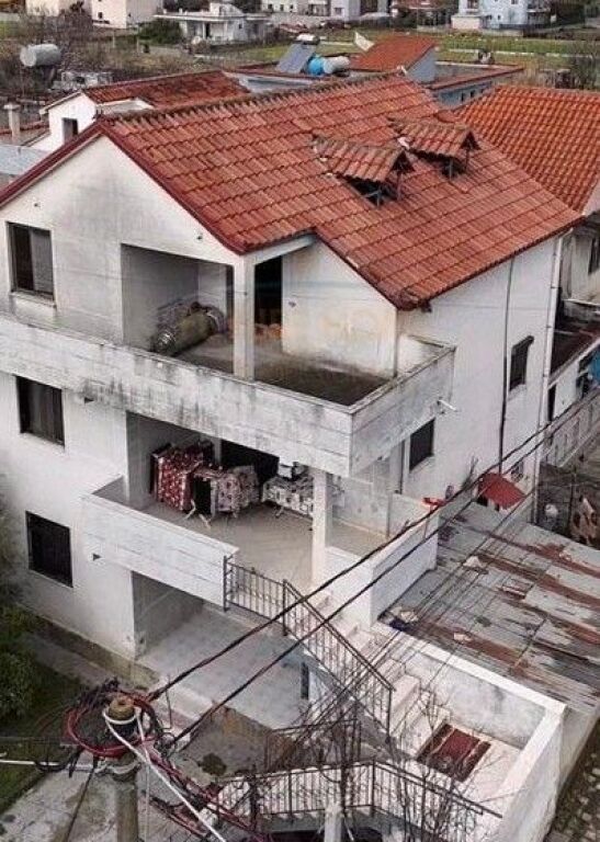 In vendita, Casa privata su 3 piani, Kamez.