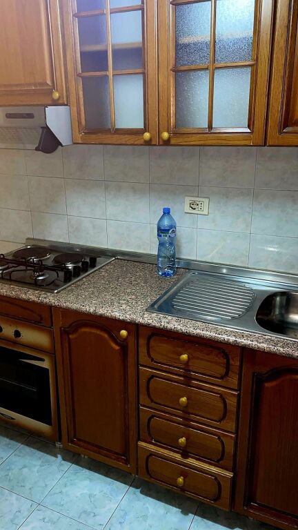 Jepet me Qera Apartament 1+1 tek Rruga e Kavajës, pranë Ish Parku i Autobusave.