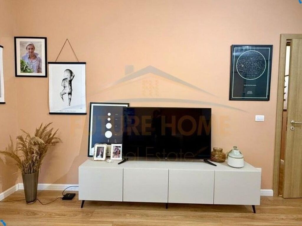 Shitet, Apartament 2+1+2, Rruga e Barrikadave, Tiranë