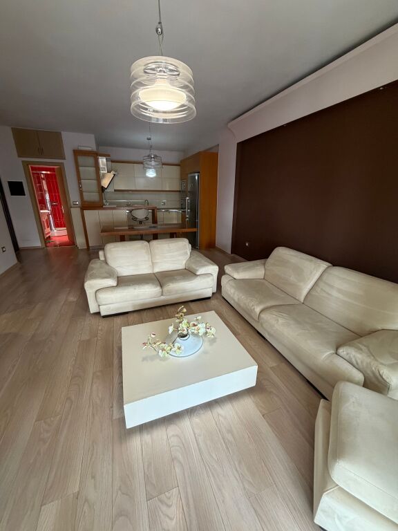 2+1,e mobiluar me post parkimi,rruga peti,liqeni,700 euro