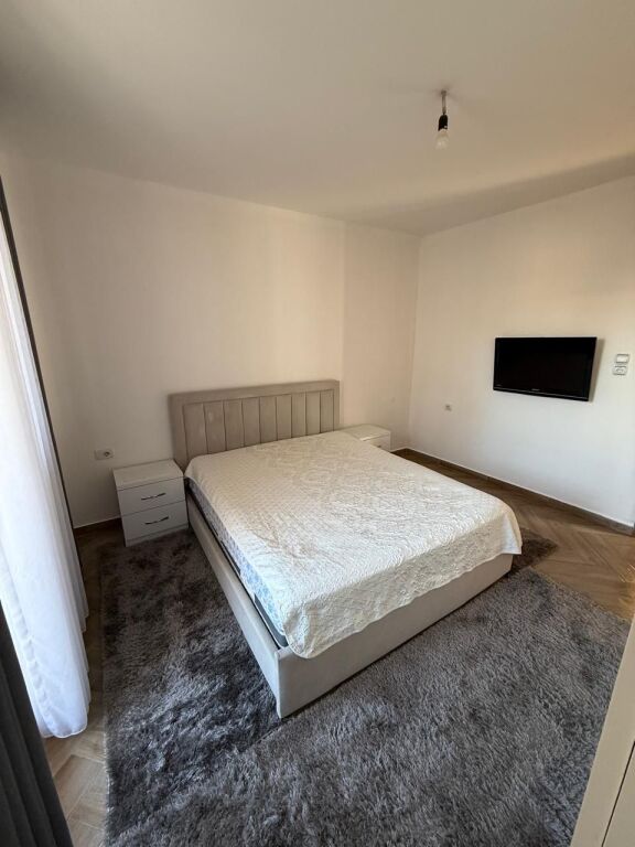 Jepet me qira 5 maj 1+1+vend parkimi  Shtepi private 75 m Totalisht e arreduar Fantastike per çift çmimi 40,000 leke/muaj
