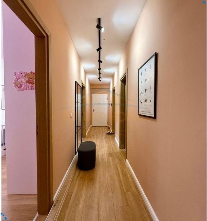 Shitet, Apartament 2+1+2, Rruga e Barrikadave, Tiranë