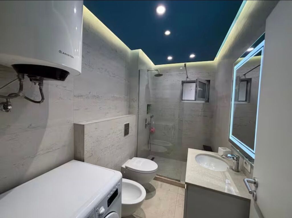 2+1,furnished at hotel mondiali,21 december,750 euro,and for airbnb