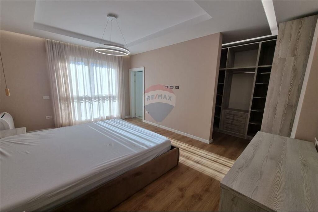 APARTAMENT 3+1+3+ 2 POSTE PARKIMI PER QIRA!