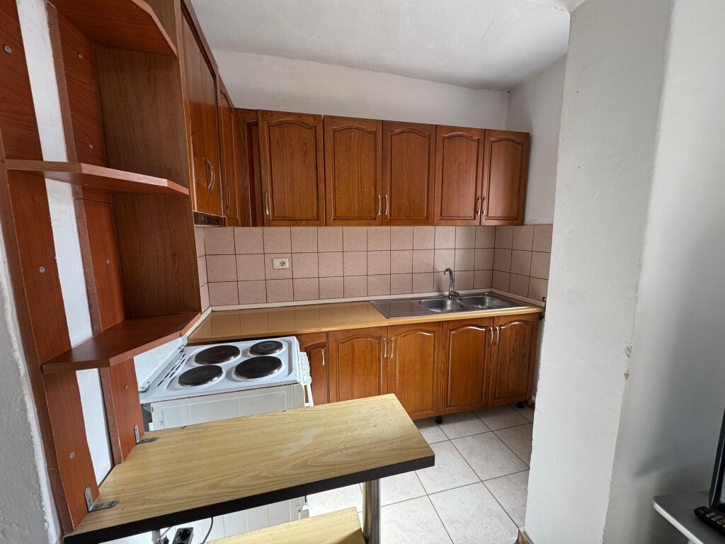 Jepet me qera apartament 1+1 📍 Tek Rruga Mine Peza 🏢 Kati i 3-të, pallat ekzistues (pa ashensor) 💶 Çmimi: 55000leke