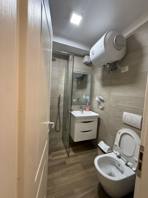 🏠 Jepet me Qira Apartament 2+1 📍 Myslym Shyr  🏢 Kati i 3, pallat ekzistues 📐 Siperfaqe: 93.7 m² 💶 Çmimi: 80.000 Leke / Muaj