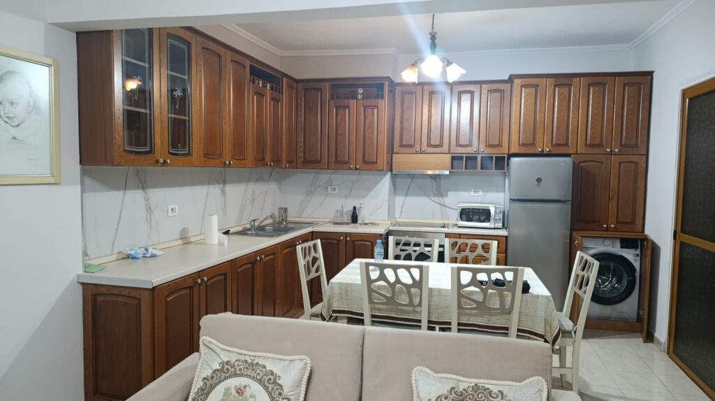 AFFITTASI APPARTAMENTO 2+1  📍 Don Bosko, vicino alla Scuola Qazim Turdiu  • 4° piano, edificio nuovo con ascensore • Orientamento Est–Sud, soleggiato tutto il giorno • Zona tranquilla con servizi  💶 Prezzo: 620 € (trattabile)