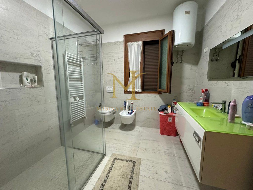 Villa for sale on Gjiri i Lalzit Street, Durres - 4 rooms and 2 bathrooms
