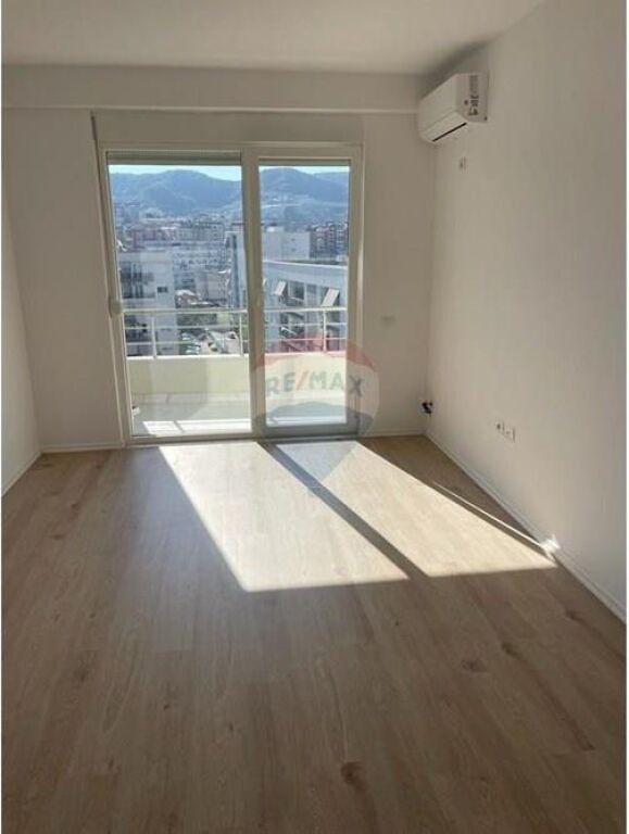 ZYRE PER QIRA ME 3 AMBIENTE PUNE TE KOMUNA PARISIT