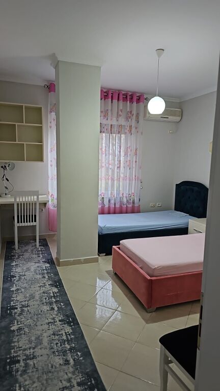 Jepet me qera një apartament 2+1  në zonen e Kodres se Diellit,prane supermarket Aldi