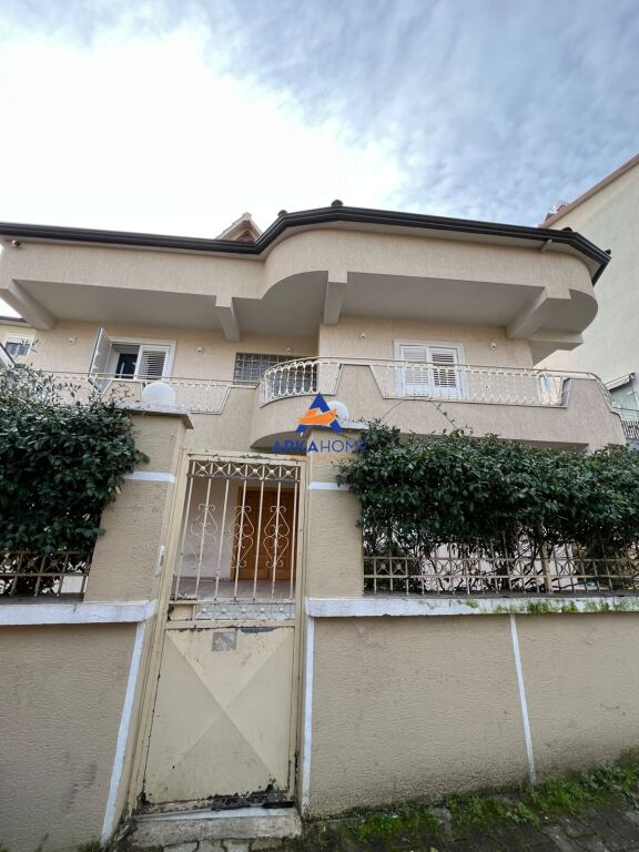 JEPET ME QIRA VILË 2 KATE 250M2 "BLLOKU I VILAVE, SELITË" 2.500 EURO