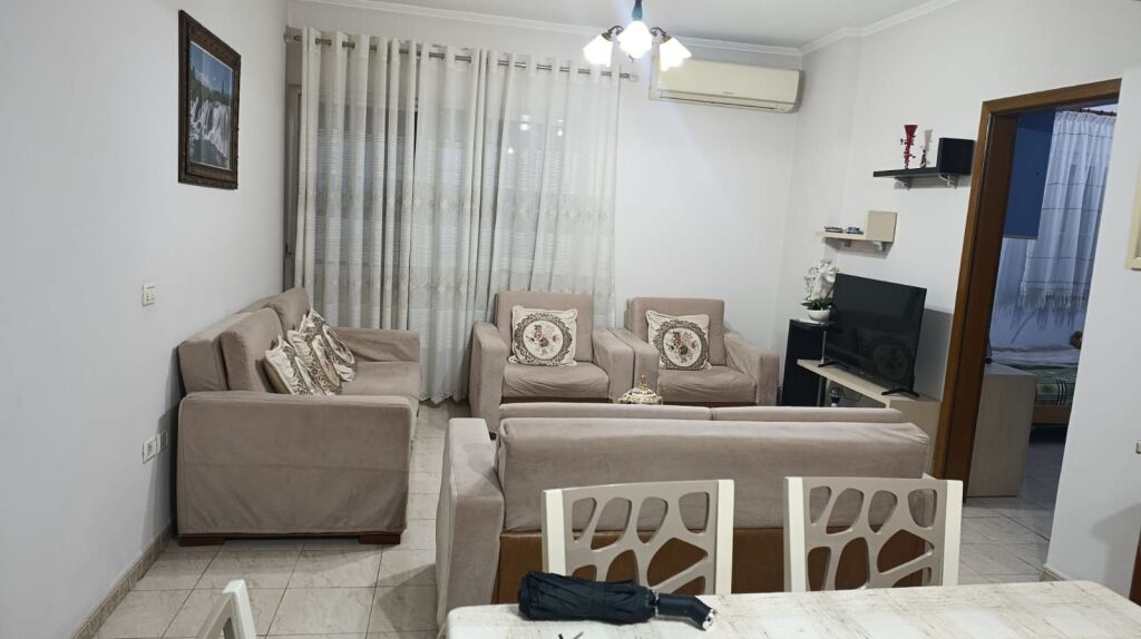 AFFITTASI APPARTAMENTO 2+1  📍 Don Bosko, vicino alla Scuola Qazim Turdiu  • 4° piano, edificio nuovo con ascensore • Orientamento Est–Sud, soleggiato tutto il giorno • Zona tranquilla con servizi  💶 Prezzo: 620 € (trattabile)
