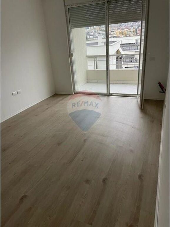 ZYRE PER QIRA ME 3 AMBIENTE PUNE TE KOMUNA PARISIT