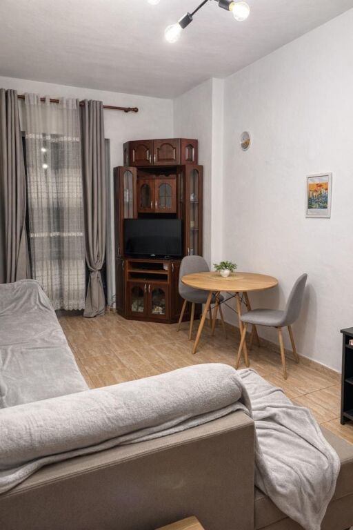 Jepet me qera apartament 1+1 ne Astir.