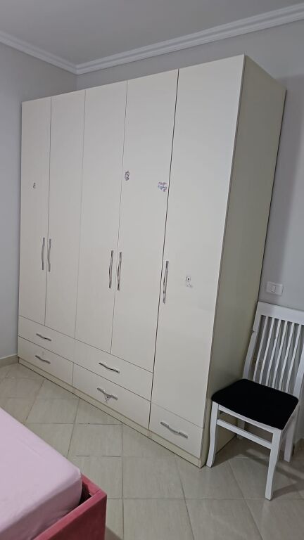 Jepet me qera një apartament 2+1  në zonen e Kodres se Diellit,prane supermarket Aldi