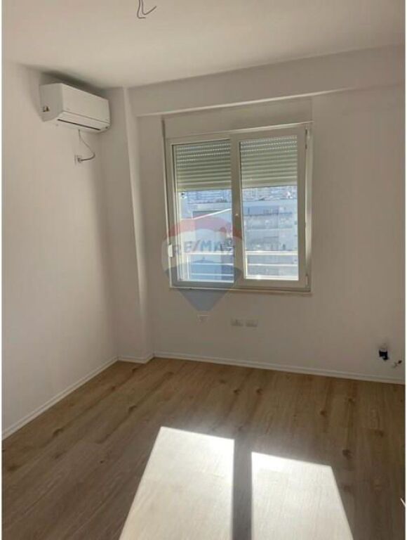 ZYRE PER QIRA ME 3 AMBIENTE PUNE TE KOMUNA PARISIT