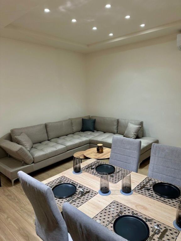 Jepet me qera apartamenti 2+1 Te Rruga Elbasanit