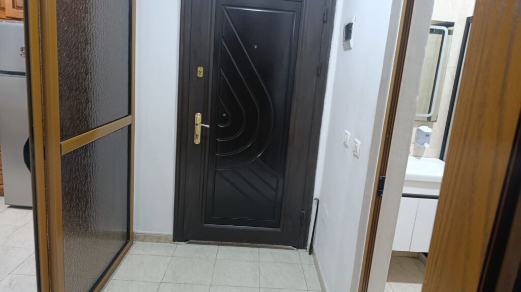AFFITTASI APPARTAMENTO 2+1  📍 Don Bosko, vicino alla Scuola Qazim Turdiu  • 4° piano, edificio nuovo con ascensore • Orientamento Est–Sud, soleggiato tutto il giorno • Zona tranquilla con servizi  💶 Prezzo: 620 € (trattabile)