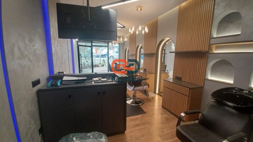 Tek Komuna E Parisit, Jepet Me Qira Njesi Biznesi E Investuar Totalisht Per Barber Shop!