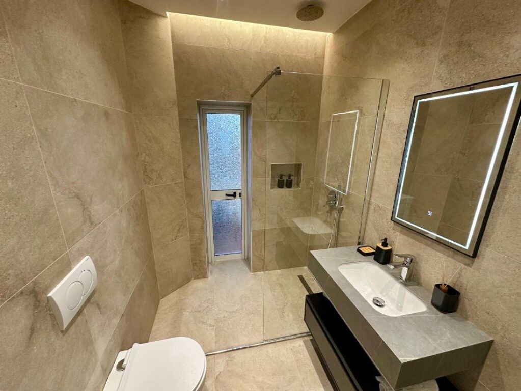 Jepet me qera apartamenti 2+1 Te Rruga Elbasanit