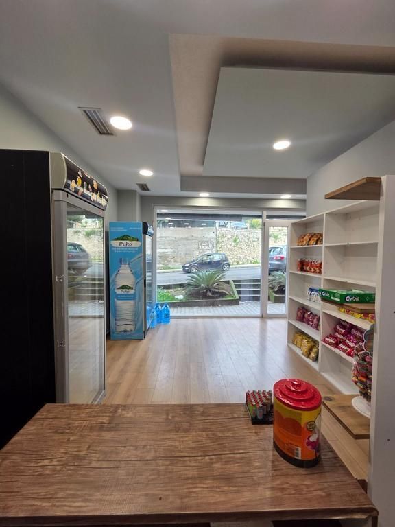 Locale commerciale in affitto – Negozio nella zona di Fresku