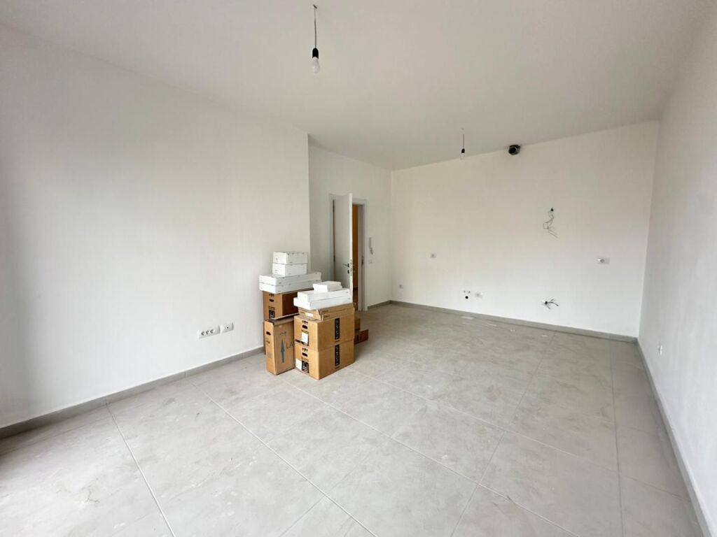 Apartament 2+1+2 ne shitje te rruga e Barrikadave
