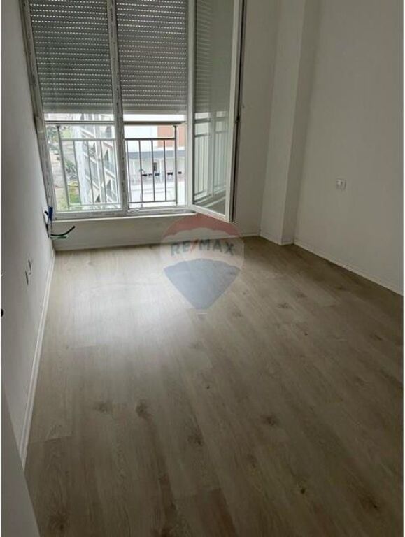 ZYRE PER QIRA ME 3 AMBIENTE PUNE TE KOMUNA PARISIT