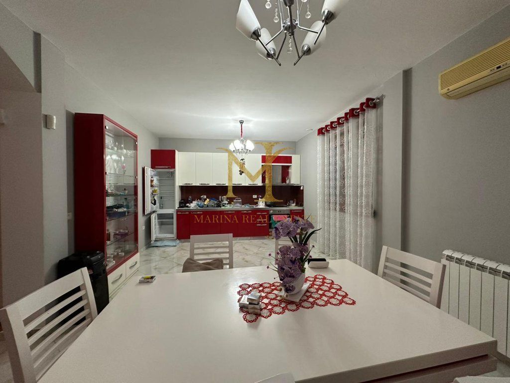 Villa for sale on Gjiri i Lalzit Street, Durres - 4 rooms and 2 bathrooms