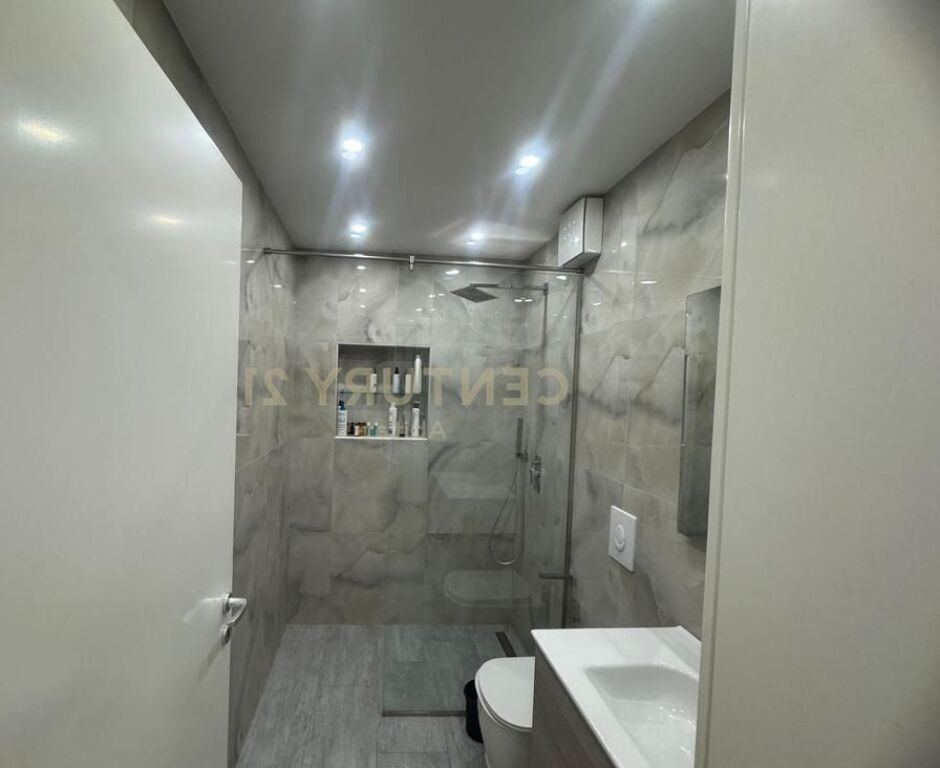 APARTAMENT 1+1 ME QIRA, RRUGA E KAVAJES: Condor Center