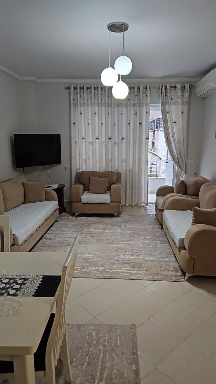 Jepet me qera një apartament 2+1  në zonen e Kodres se Diellit,prane supermarket Aldi